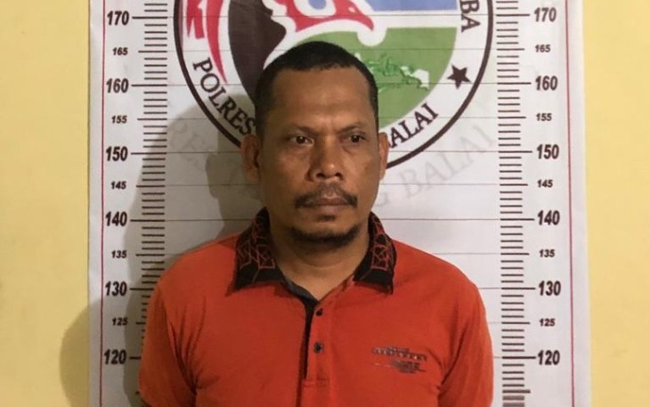 Tersangka yang berhasil diamankan Satres Narkoba Polres Tanjung Balai beserta barang buktinya.