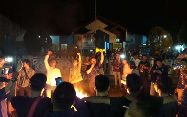 Puluhan Masyarakat dan Mahasiswa Lakukan Aksi Damai di Depan Kantor PLN Rayon Kisaran 
