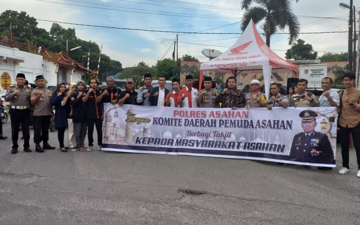Kapolres Asahan Bersama KDPA Berbagi Takjil ke Pengendara