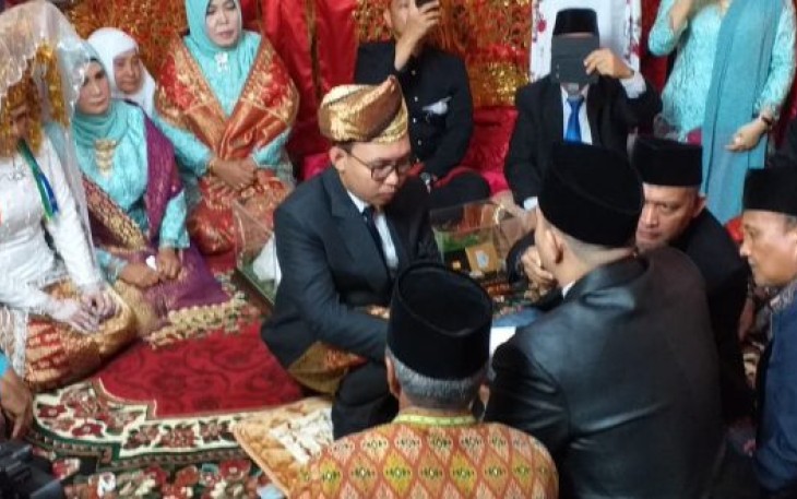  Redo Arian Saputra Mempeli Peria Yang Menggunakan Mobil Dinas BD 2 A