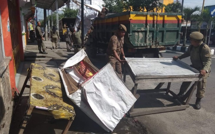 Petugas Satpol PP Melakukan Penertiban Pedagang Kaki Lima 
