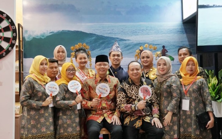 Gubernur Bengkulu Rohidin Mersyah Foto Bersama 