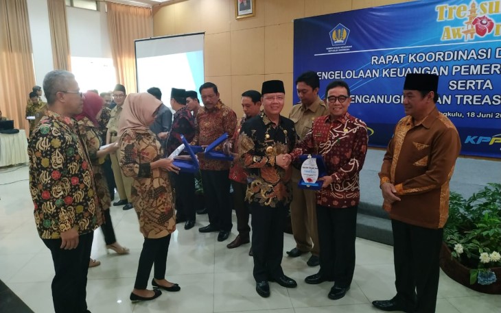 Bupati Kepahiang Dr. Ir. Hidayattullah Sjahid, MM,IPU Menerima Penghargaan Tresury Awards 2019