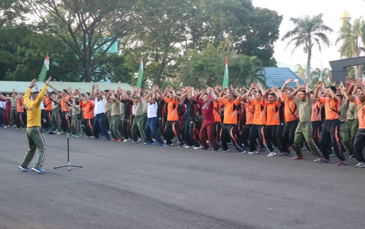 Olahraga Bersama di Lapangan Apel Korem 041 Gamas Bengkulu Dalam Rangka Memperingati HUT Bhayangkara ke-73