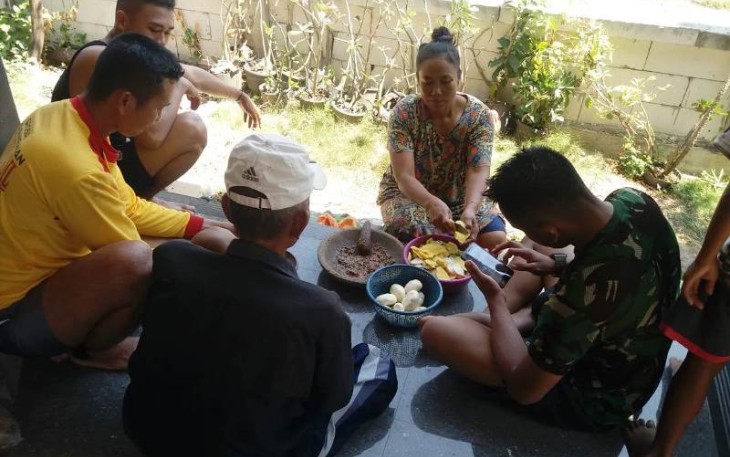 Warga dan Satgas TMMD Luangkan Waktu Bersama