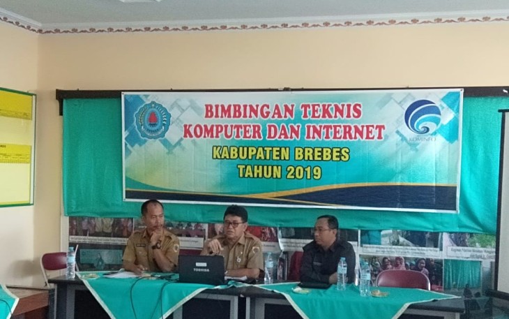 Kepala Dinkominfotik Kabupaten Brebes Johari SH saat memberikan arahan