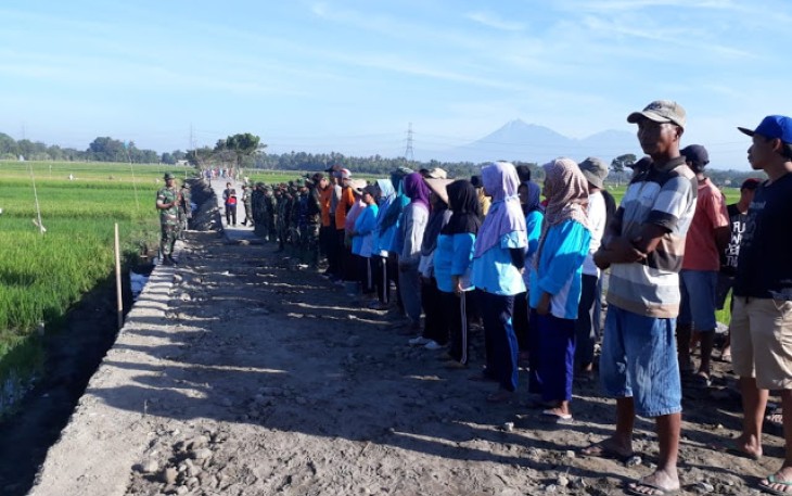Warga Jimbung Antusias Terima TNI Yang Sedang Ber TMMD