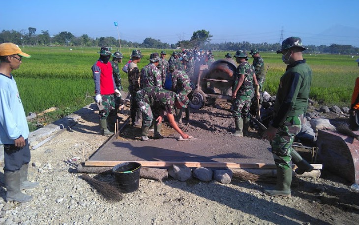 TNI Bersama Warga Gugur Gunung Kebut Betonisasi Jalan