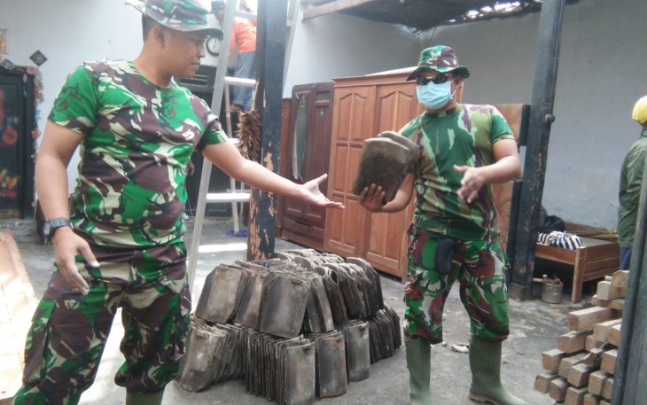 Satgas TMMD Reg 105 Dari Lanud Adi Sumarmo Turunkan Genteng Rumah Harjo Bersama Relawan MTA