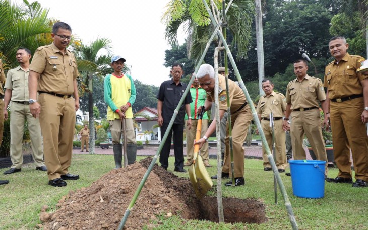 Plt Bupati Asahan Tanam Pohon di Sekitar Halaman Kantor