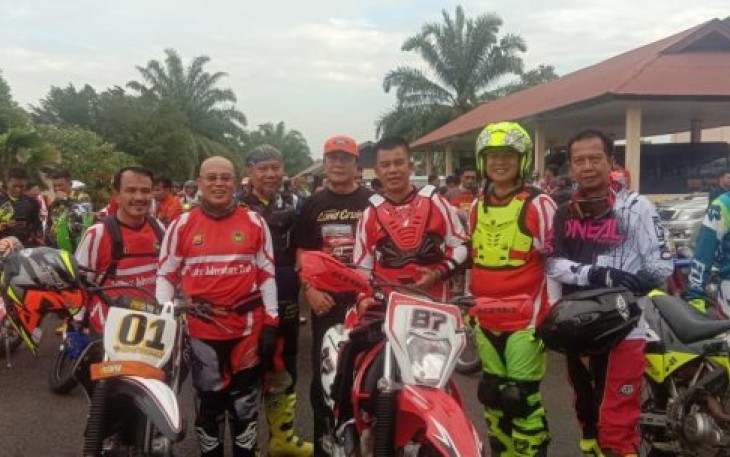 Polda Bengkulu Brigjend Pol Supratman Dan Bupati Bengkulu Selatan Gusnan Mulyadi Melakukan Adventure Trail Bersama