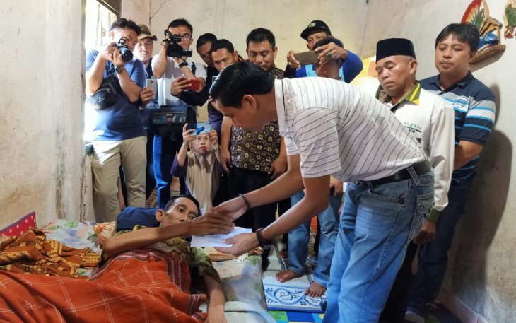 Bupati Kaur Kunjungi Warganya yang Sedang Sakit dan Berikan Bantuan