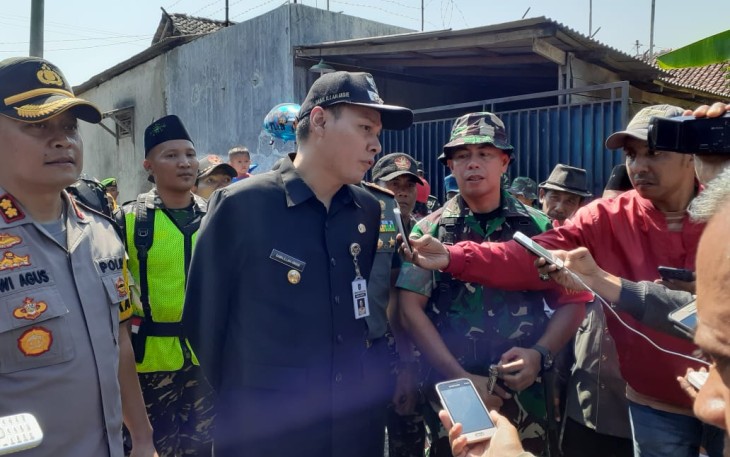 Wakil Bupati Tegal diampingi Kapolres Tegal saat dikonfirmasi awak media dilokasi pembukaan TMMD