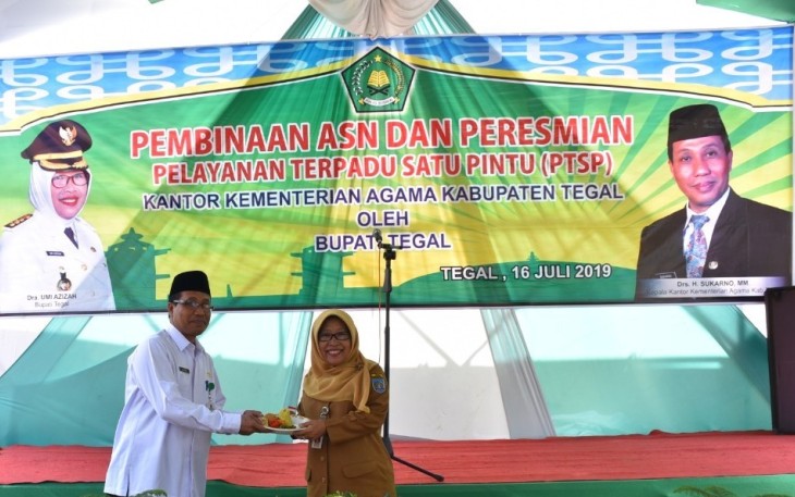 Bupati Tegal Hj Umi Azizah meresmikan PTSP bersama Kepala Kementerian Agama Kabupaten Tegal Sukarno
