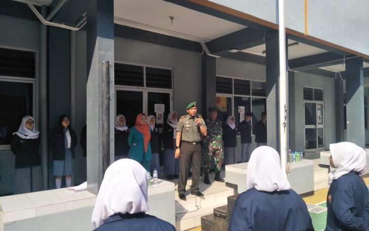 Danramil Duren Sawit Kapten Inf Isgiyanto pada pengarahannya tentang materi wawasan kebangsaan di SMA Pusaka 1 Jakarta