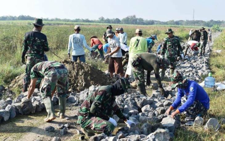 Warga Desa Jatimulya Bersama satgas TMMD Kodim 0712/Tegal