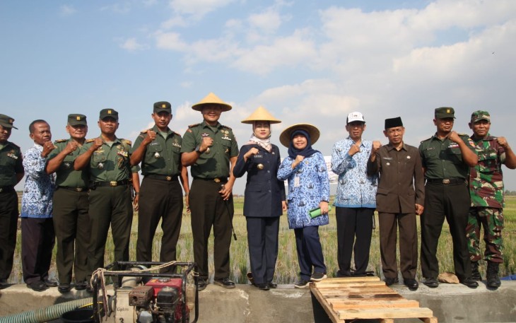 Bupati Brebes Hj Idza Priyanti Usai Resmikan Posko Kekeringan Balai Pelatihan Pertanian (BPP) Desa Losari Lor Kecamatan Losari