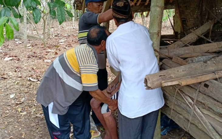 Warga Mengevakuasi Korban Dari Kandang Kambing 