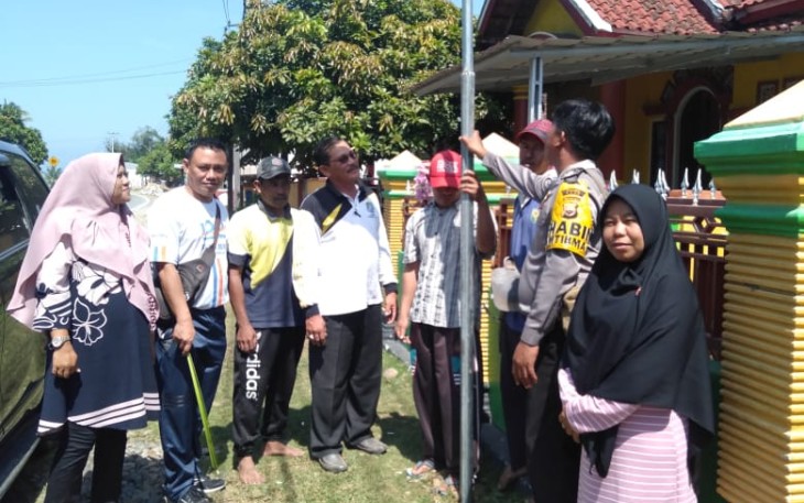 Kepala Desa Tanjung Pandan dan Camat Kaur Tengah M Edian ST beserta rombongan titik awal memasang lampu jalan