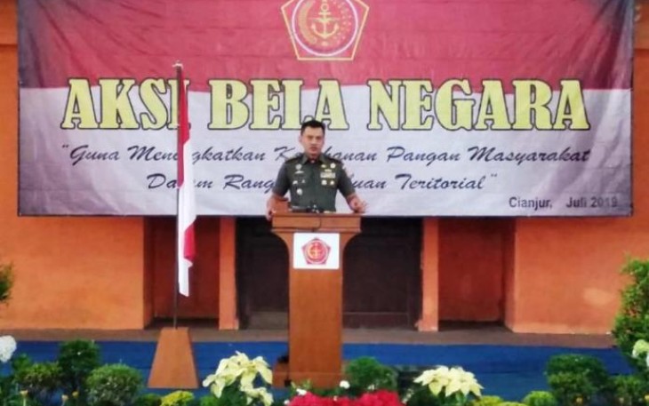 Danrem 071 Wijaya Kusuma Kolonel Kavaleri Dani Wardhana S.Sos Mhan berikan materi bela negara di Vila Lotus Garden Kampung Sindang Laya Cianjur Jawa Barat Jumat (19/07)