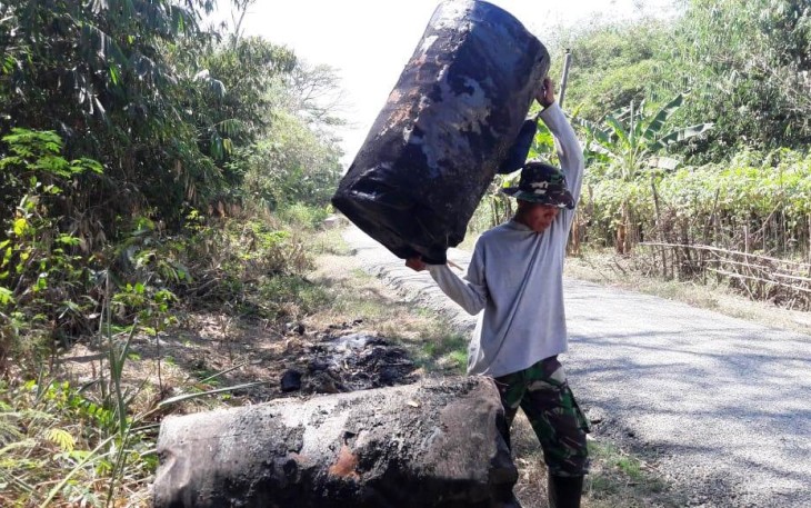 Serda Mursidi Babinsa Koramil 05 Suradadi mengangkut sendiri Drum Bekas yang dijadikan tempat pembuangan sampah