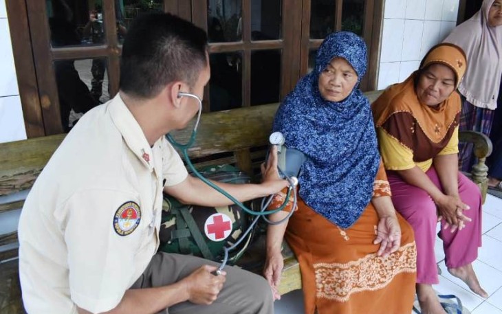Tim Kesehatan TMMD Tegal jemput bola kerumah warga lakukan cek kesehatan