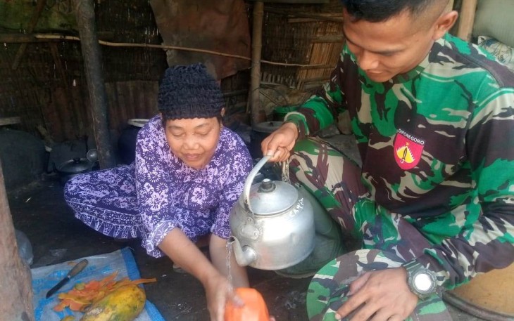 Membantu "Ibu Angkat" Wajib Dilakukan Para Satgas TMMD
