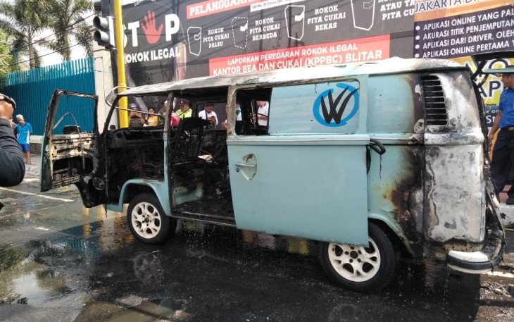 Bangkai mobil VW Combi milik Paul Schafferius dan Sri Dwi yang terbakar di simpang empat kawi Kota Blitar