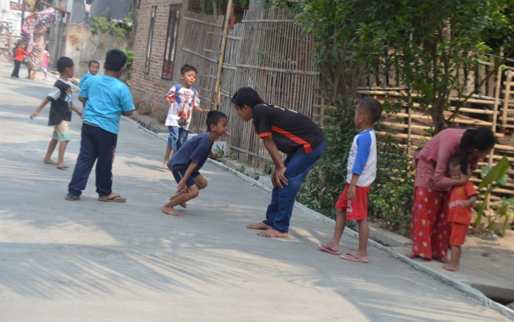 Jalan Cor Jadi Ajang Bermain Anak Desa Blukbuk Kronjo