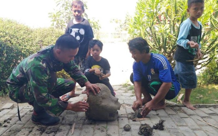 Salah seorang anggota Satgas TMMD Tegal mencoba keahlian membuat Topeng