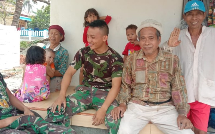 Warga kerap diskusi dengan Satgas TMMD Kronjo