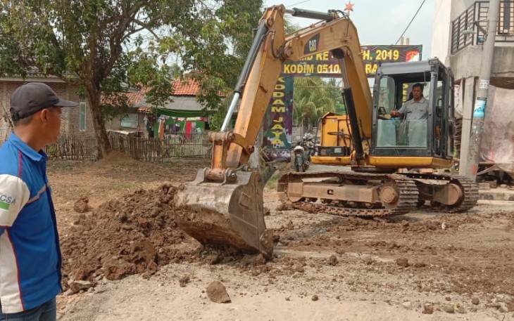 Alat berat percepat pembangunan TMMD Kronjo