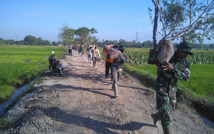 Personil TNI Panggul Semen 