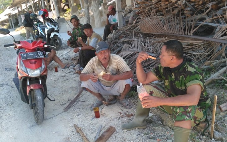 Personil TNI Dan Warga Sedang Beristirahat 