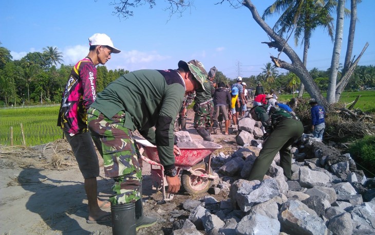TMMD Reg 105 Kodim Klaten Dan Rakyat Bergotong Royong Mengawali Pembuatan Talut  