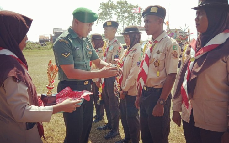 Serda Solekhudin Memberikan Penghargaan  Bagi Peserta Raimuna Ranting 9 Tahun 2019 Dilapangan Desa Dukuhturi Ketanggungan