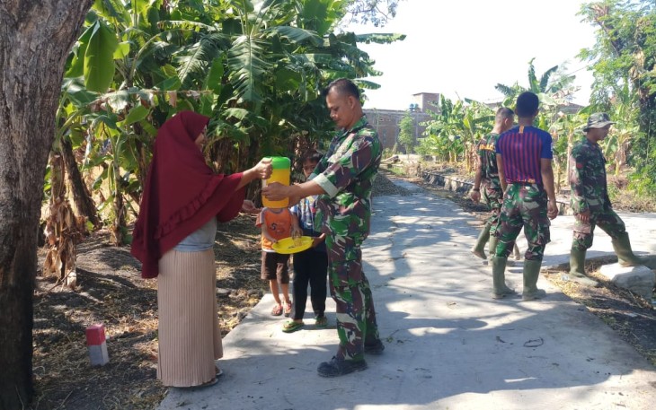 Ibu Sutini yang sangat peduli kepada satgas TMMD
