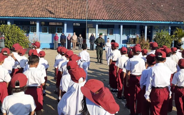 Pelajar SD sangat khidmat mengikuti upacara