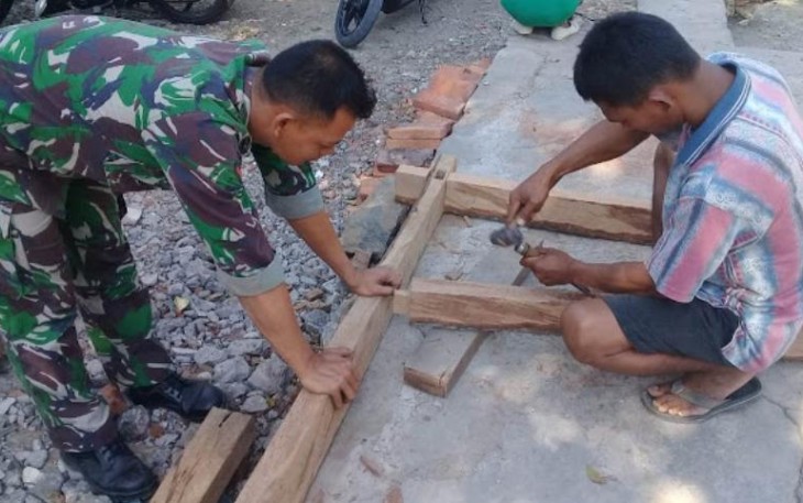 Pembuatan kusen untuk rumah mbah Kholil