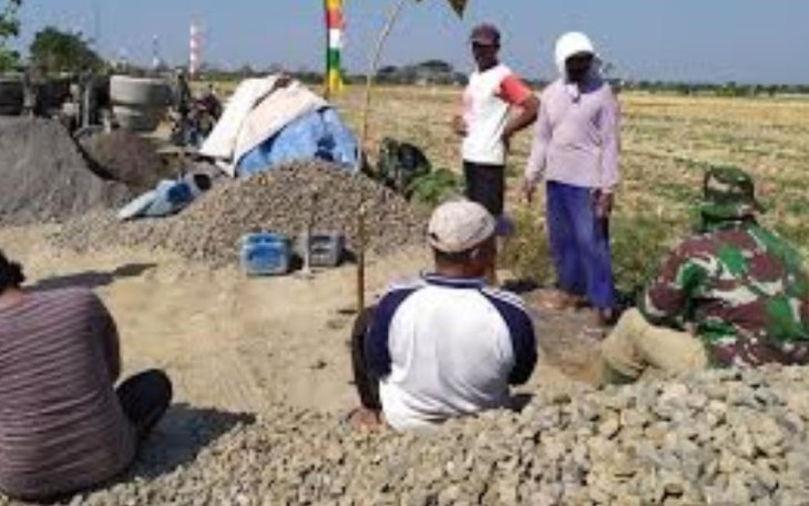 Jalan antar Pedukuhan yang dibangun TNI