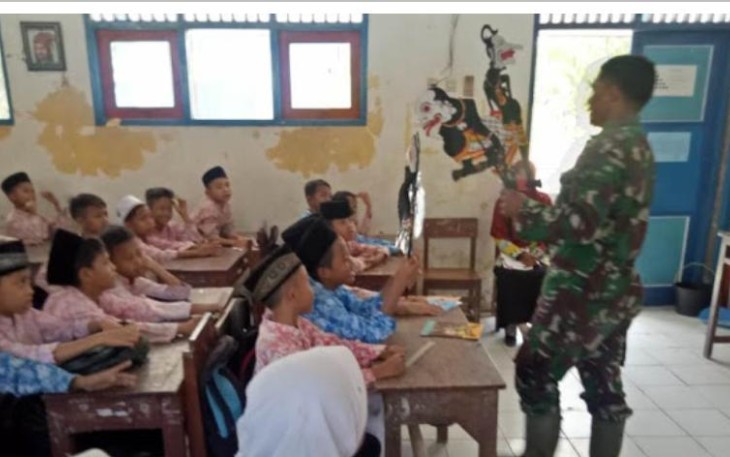 Sertu Supriyanto Perkenalkan wayang kepada anak anak sekolah