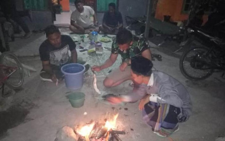 Keakraban warga dan Satgas  tidak hanya dalam pekerjaan saja