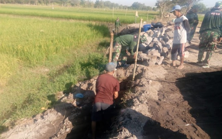 Pemasangan Batu Kali Untuk Pembuatan Talut Dilakukan Oleh TMMD Reguler 105 Tahun 2019 Kodim 0723 Klate