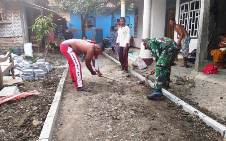 Satgas TMMD Tegal Bantu Pavingnisasi Warga