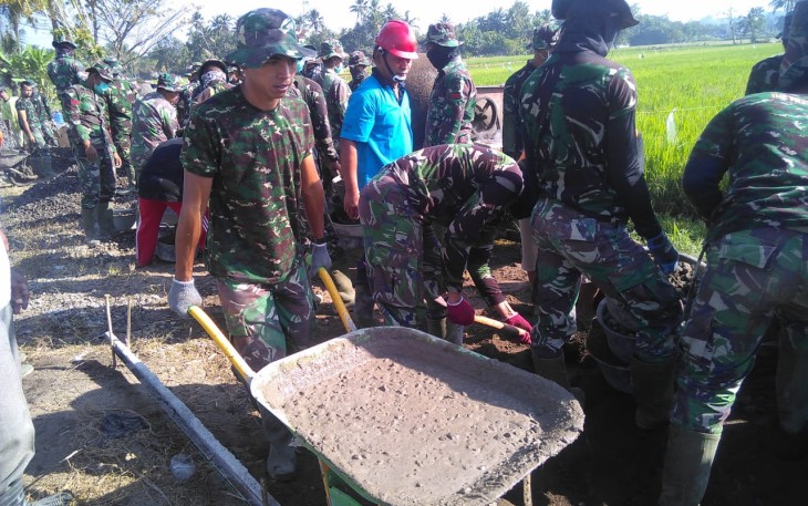 Semangat Prajurit Satgas TMMD Kodim Klaten Dalam Betonisasi Jalan Makin Kencang