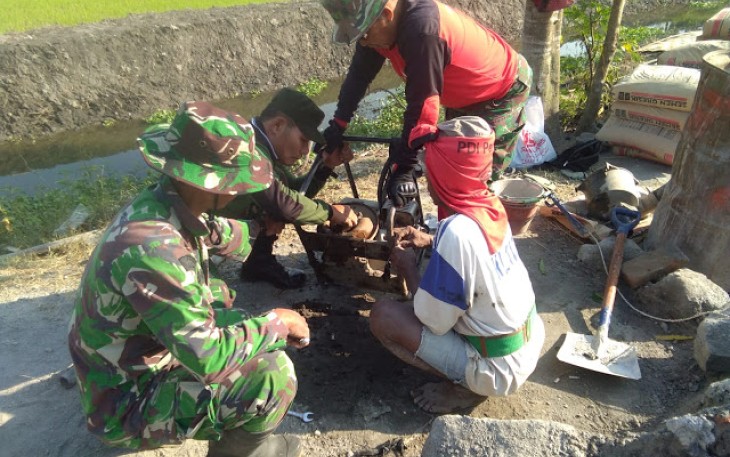 Satgas TMMD Perbaiki Kerusakan Mesin Pompa Air  