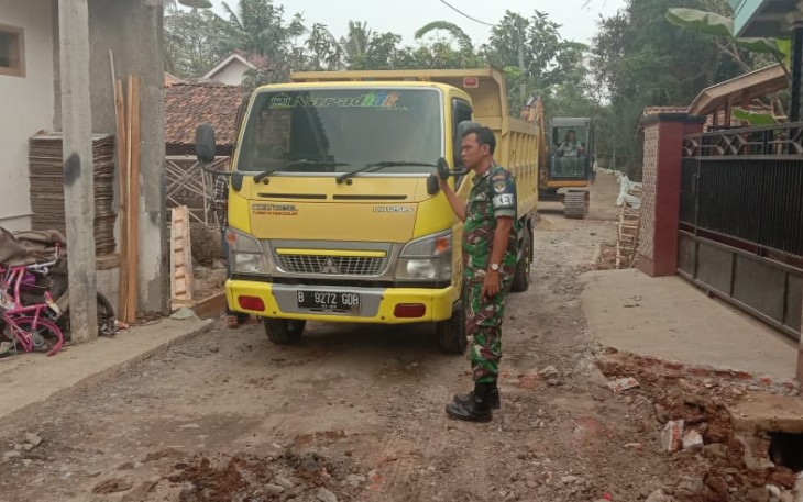 Truk pengangkut yang turut kebagian order
