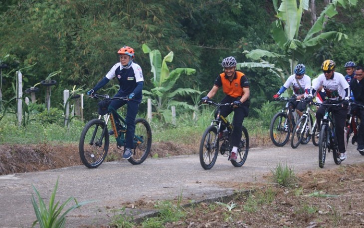 Bupati Bengkulu Selatan Gusnan Mulyadi Sedang Bersepeda 