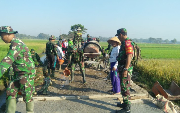 Panwas TMMD Lettu Inf Dahlar Sedang Melakuan Cek Lokasi Pengerjaan Betonisasi 