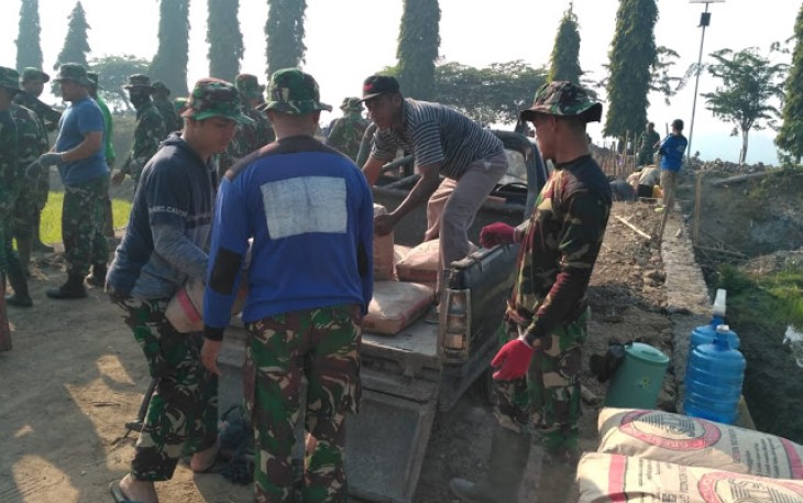 Droping Material Semen ke Lokasi TMMD Reg 105 Kodim Klaten